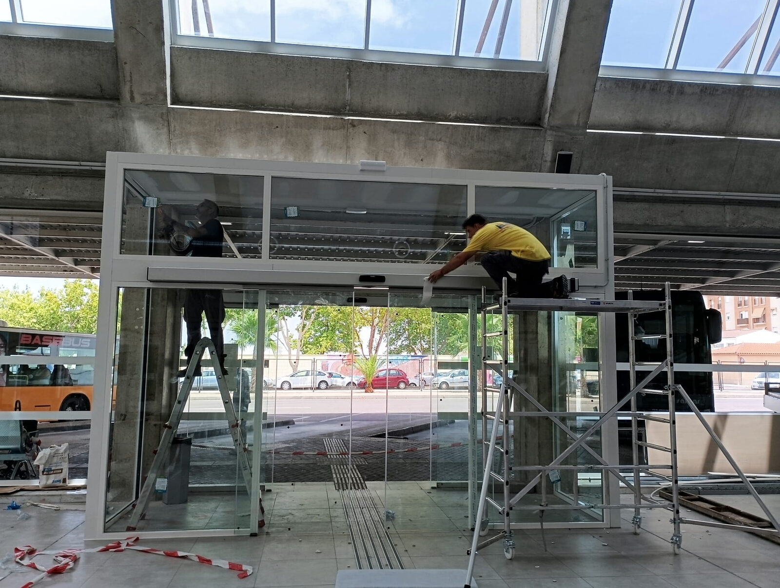 Montaje y acristalamiento de hall realizado en COR80RP CORTIZO en color blanco