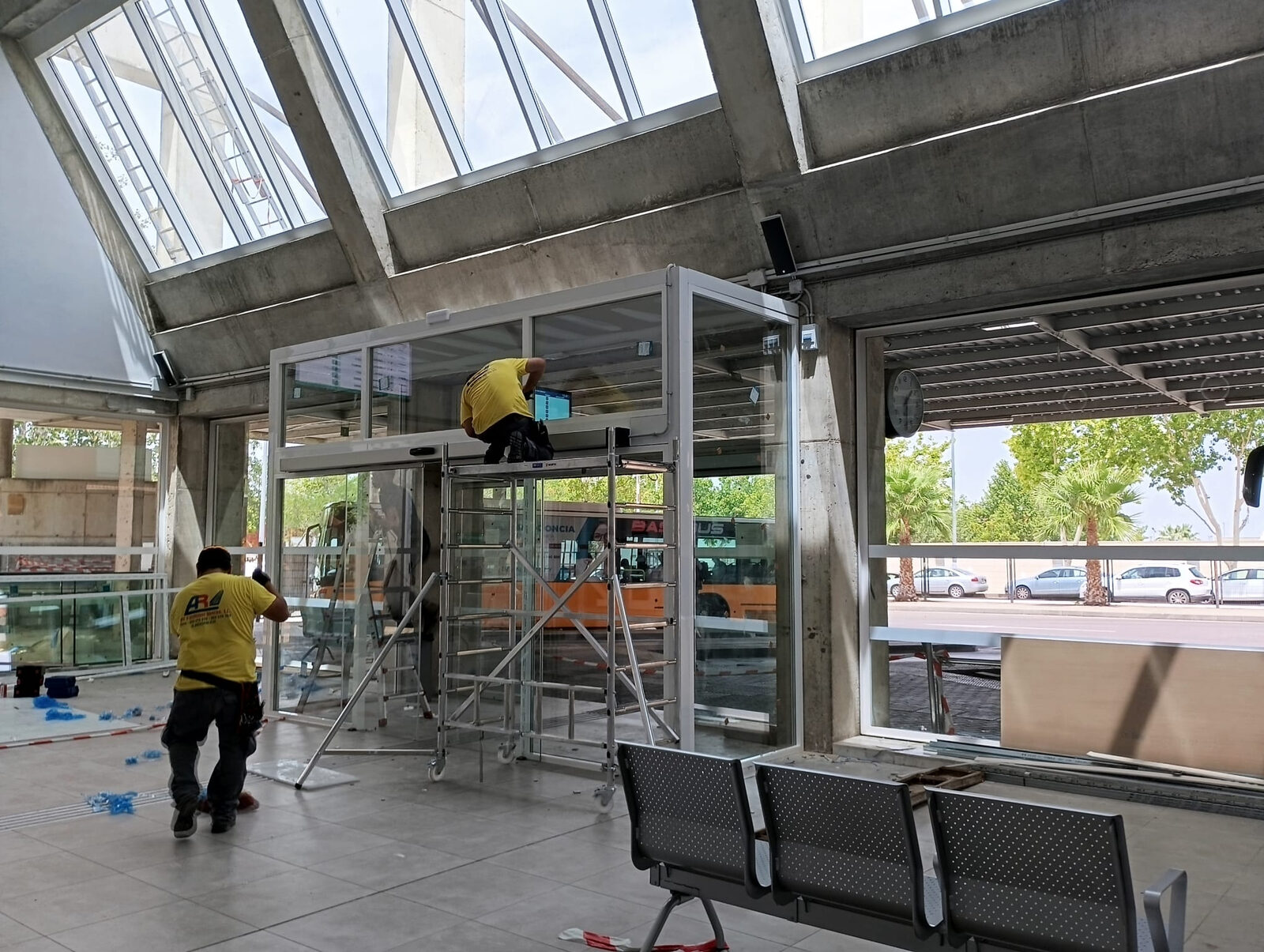 Montaje y acristalamiento de hall realizado en COR80RP CORTIZO en color blanco