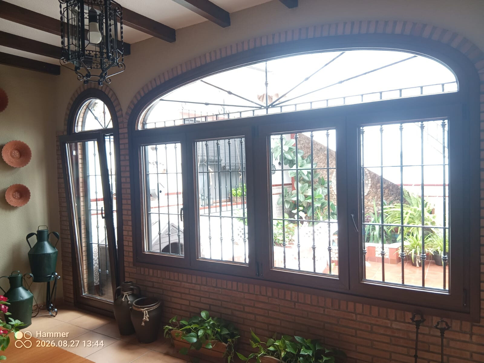 Cerramiento y ventana oscilo batiente con fijo en curva medio punto realizado en PVC CORTIZO 70 color nogal