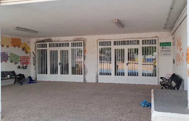 Puertas practicables 2 hojas + 2 fijos y montante