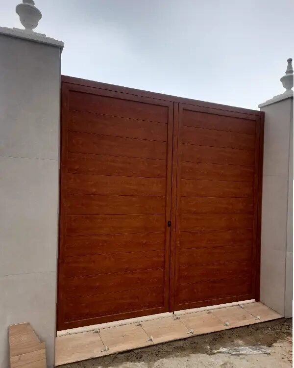 Puerta practicable 2 hojas de lamas fijas