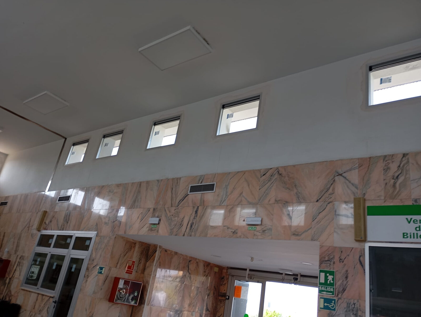 Fijos con aireadores en RPT S74RP STRUGAL en color plata